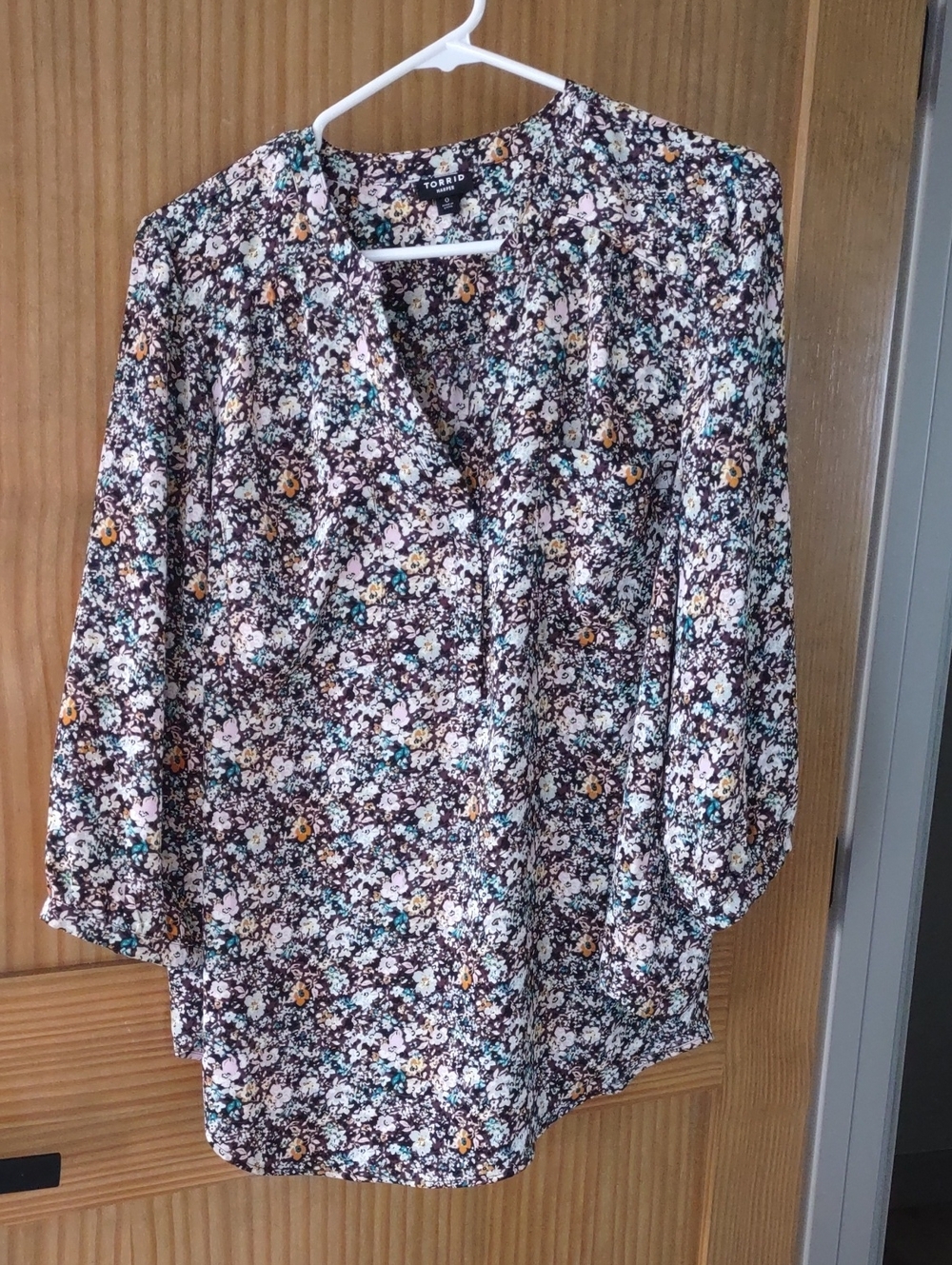 0X Torrid Floral V-Neck Blouse in Maroon Background White, Pink, Yellow & Teal